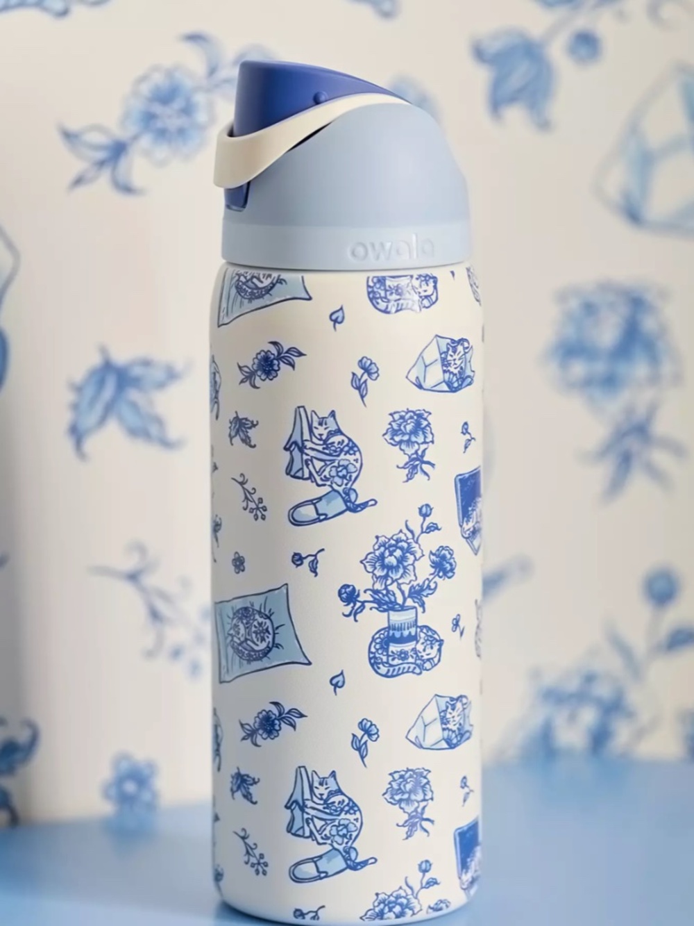 Owala UO Exclusive Delft Cat Print FreeSip 32 oz Water Bottle